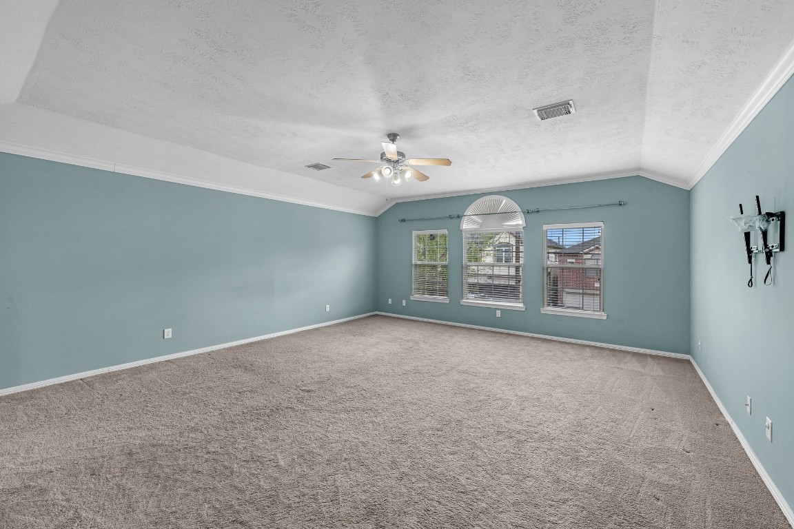 5228 Larkin Street Houston, TX 77007 - Photo 15 of 29 an empty room with windows and ceiling fan