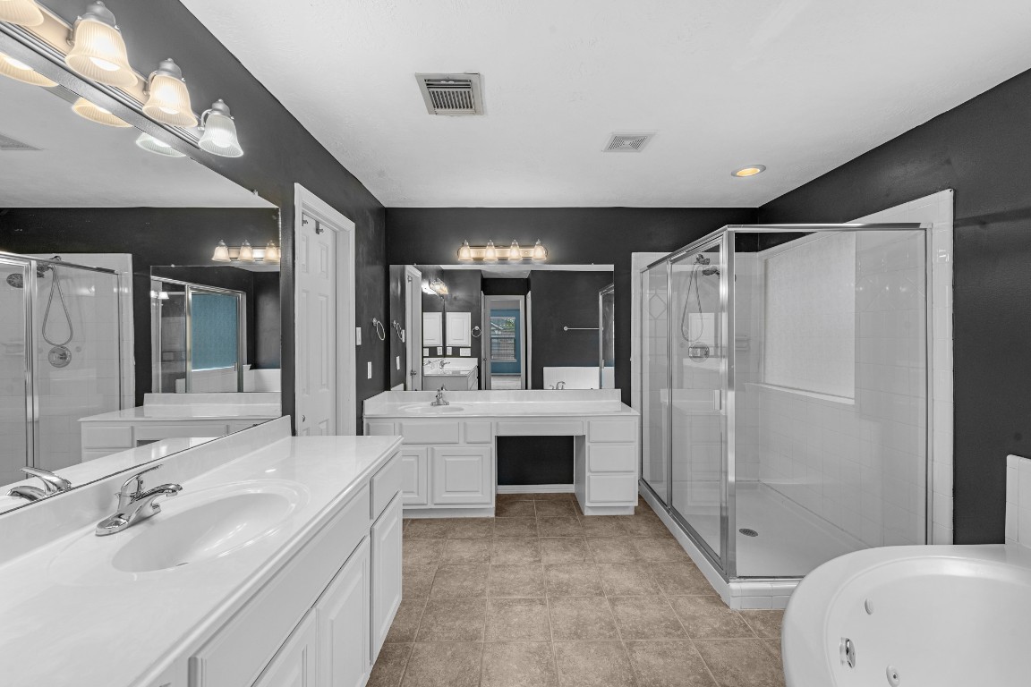 5228 Larkin Street Houston, TX 77007 - Photo 17 of 29 a spacious bathroom with a bathtub shower sink and mirror