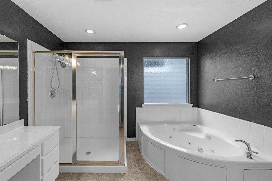 5228 Larkin Street Houston, TX 77007 - Photo 18 of 29 a bathroom with a bathtub and a shower