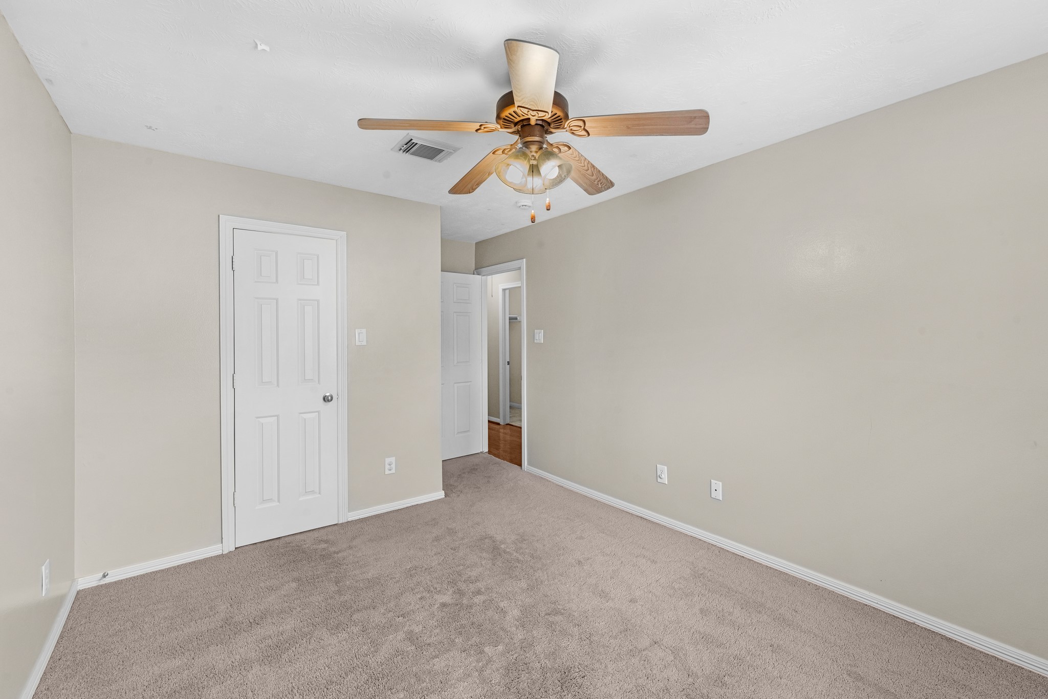 5228 Larkin Street Houston, TX 77007 - Photo 21 of 29 a view of an empty room