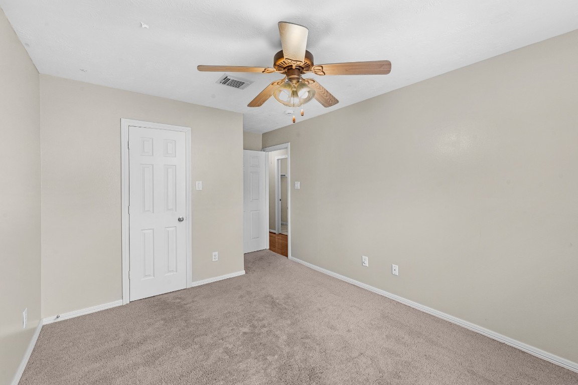 5228 Larkin Street Houston, TX 77007 - Photo 21 of 29 a view of an empty room