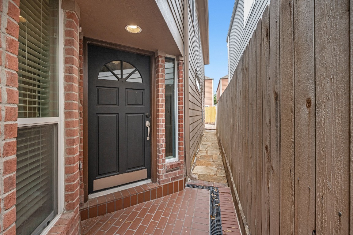 5228 Larkin Street Houston, TX 77007 - Photo 4 of 29 a view of entryway with wooden floor