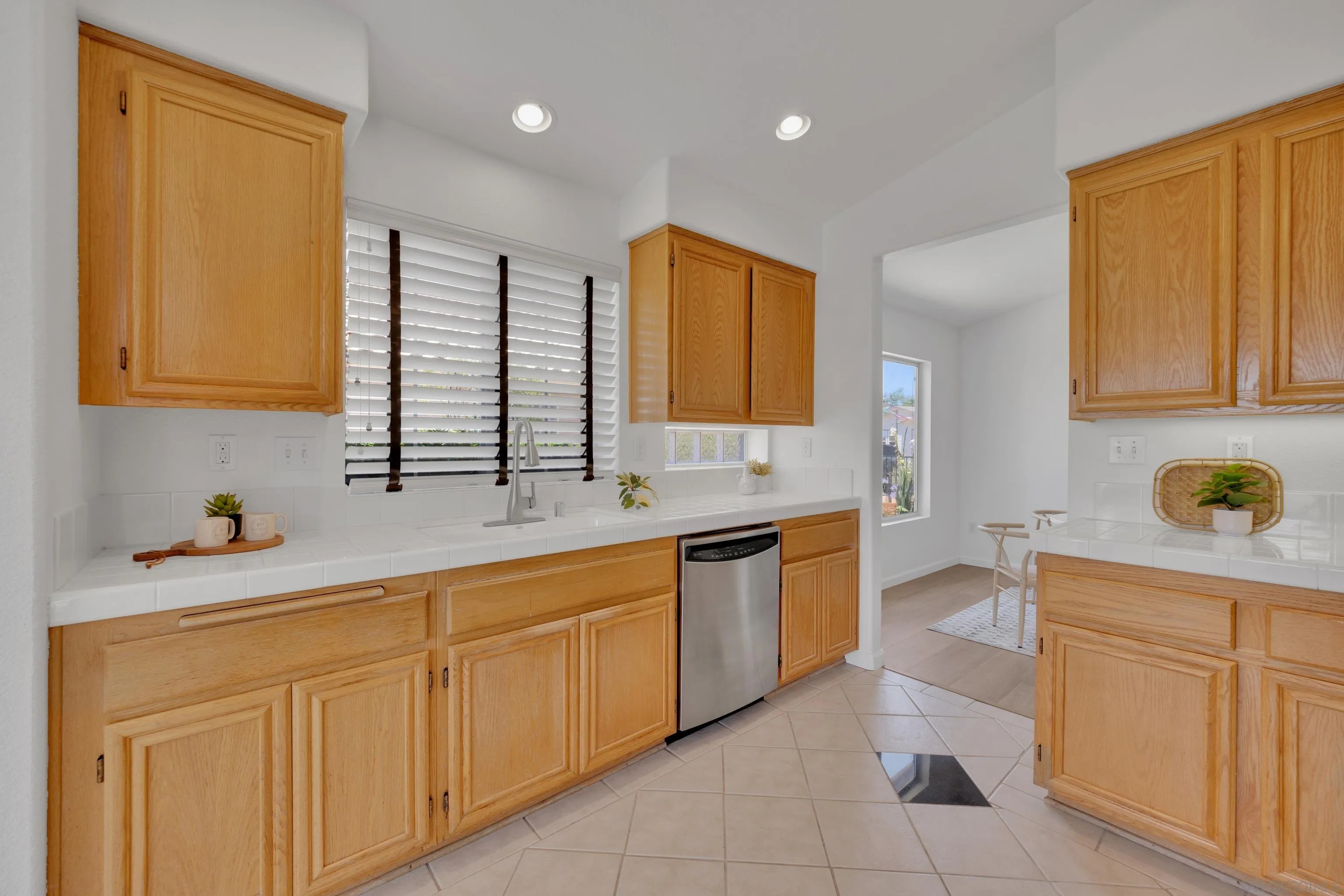 2334 Columbine Road Alpine, CA 91901 - Photo 10 of 42 a large bathroom with a sink a mirror and a bathtub