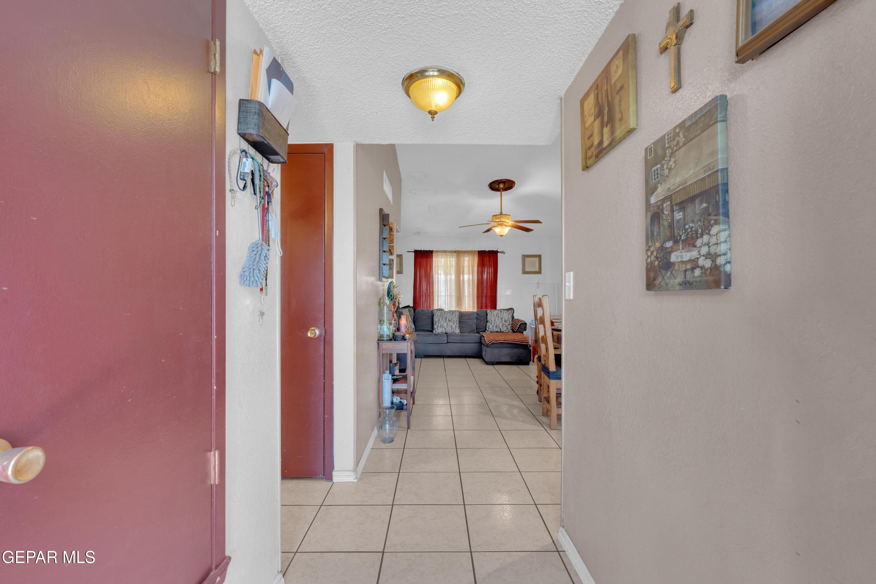 810 Silvestre Road El Paso, TX 79907 - Photo 19 of 33 a view of living room with furniture and lamp