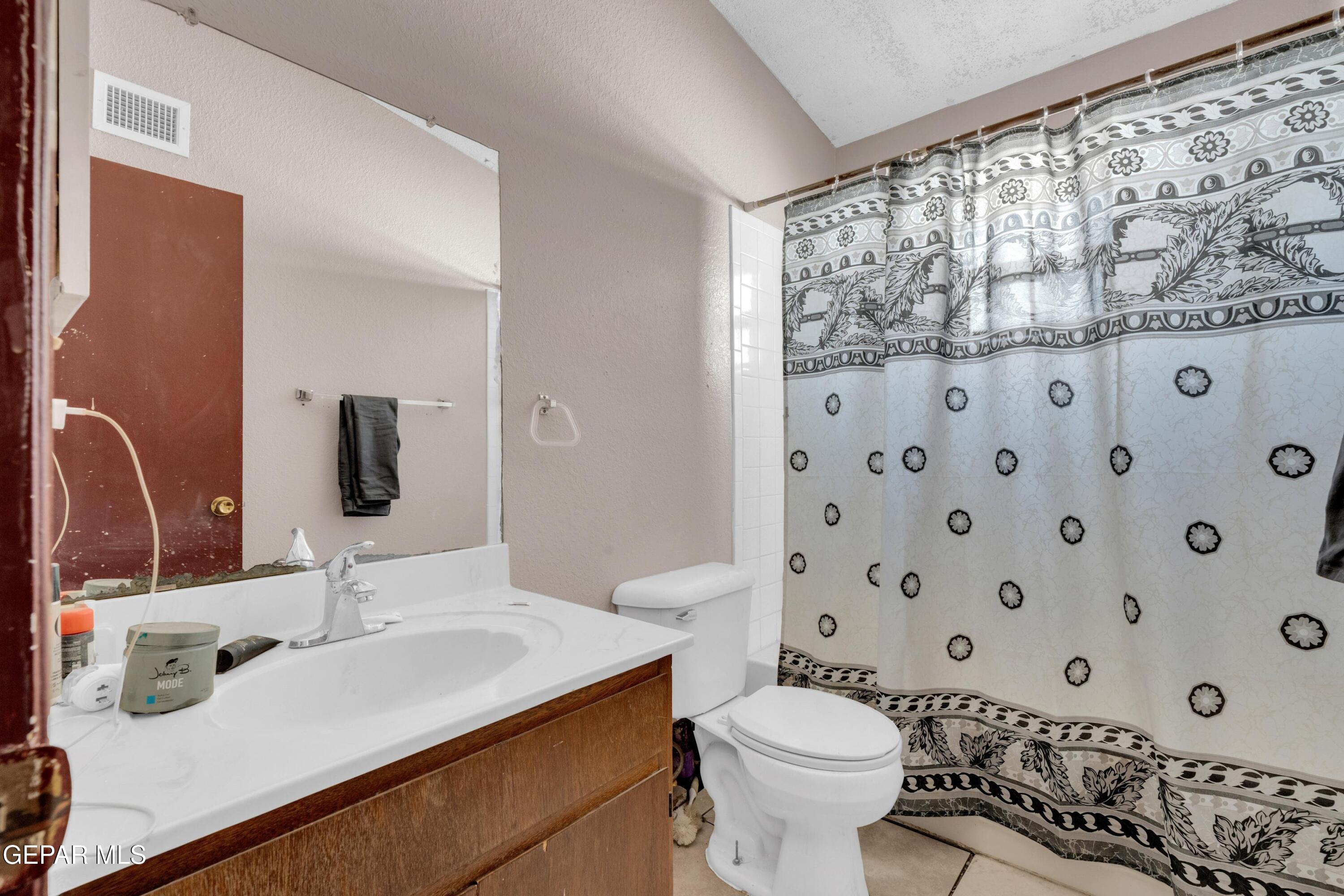 810 Silvestre Road El Paso, TX 79907 - Photo 29 of 33 a bathroom with a sink toilet and shower