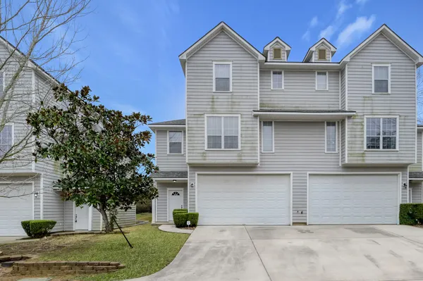 a view of a front of house with a yard