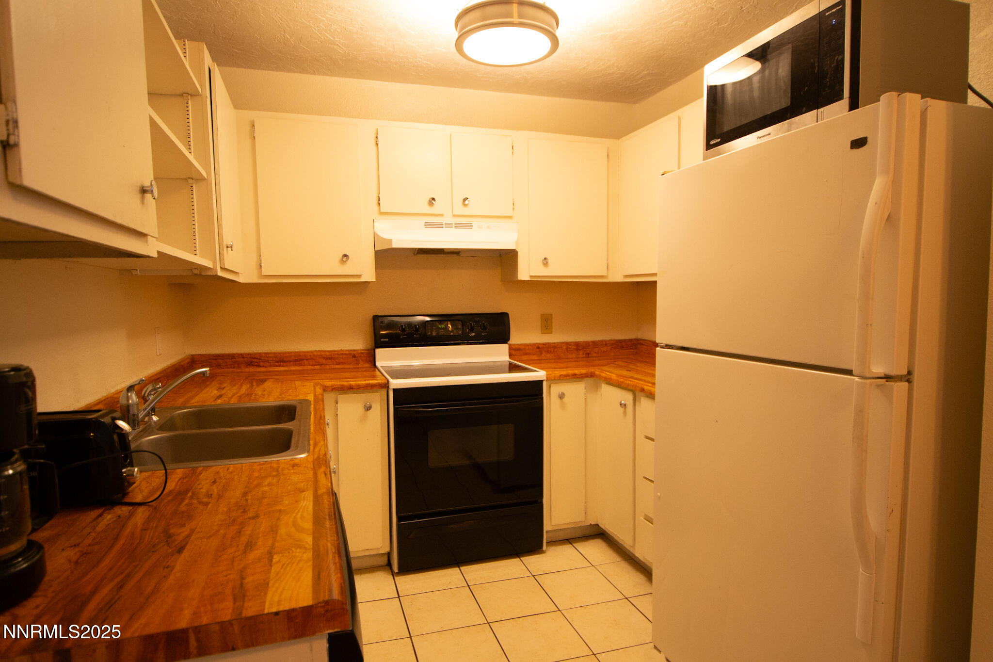 2080 Highview Court, Unit 2 Reno, NV 89512 - Photo 3 of 11 a kitchen with a refrigerator and a stove