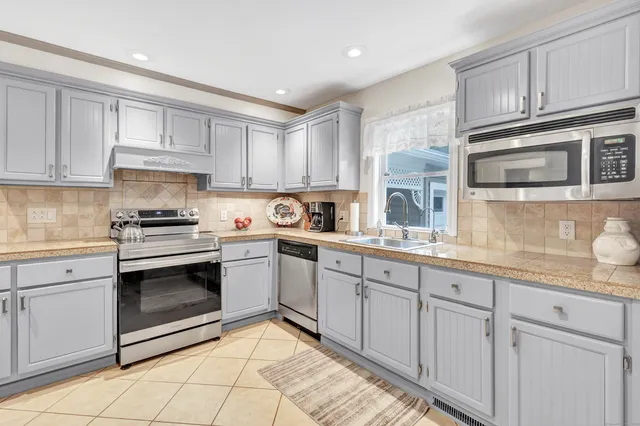 $369,890 | 70 Glen Rock Road, Waterbury, CT 06706