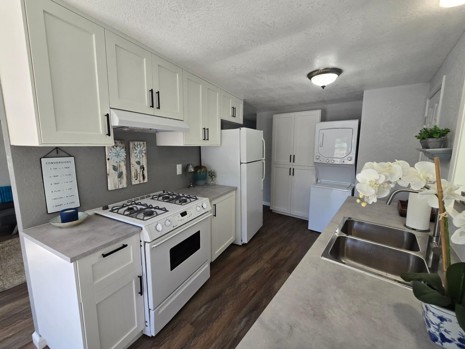 450 Gladycon Road, Unit 3 Colfax, CA 95713 - Photo 14 of 27 a kitchen with a stove and a refrigerator