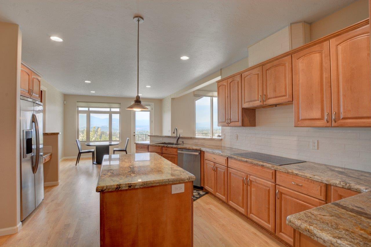 3894 Hillcrest Road Medford, OR 97504 - Photo 20 of 43 14