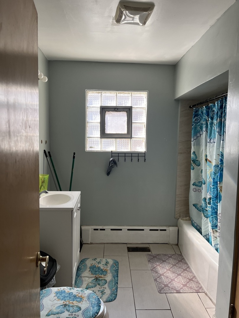 11437 South Calumet Avenue Chicago, IL 60628 - Photo 8 of 11 a bathroom with a sink and tub