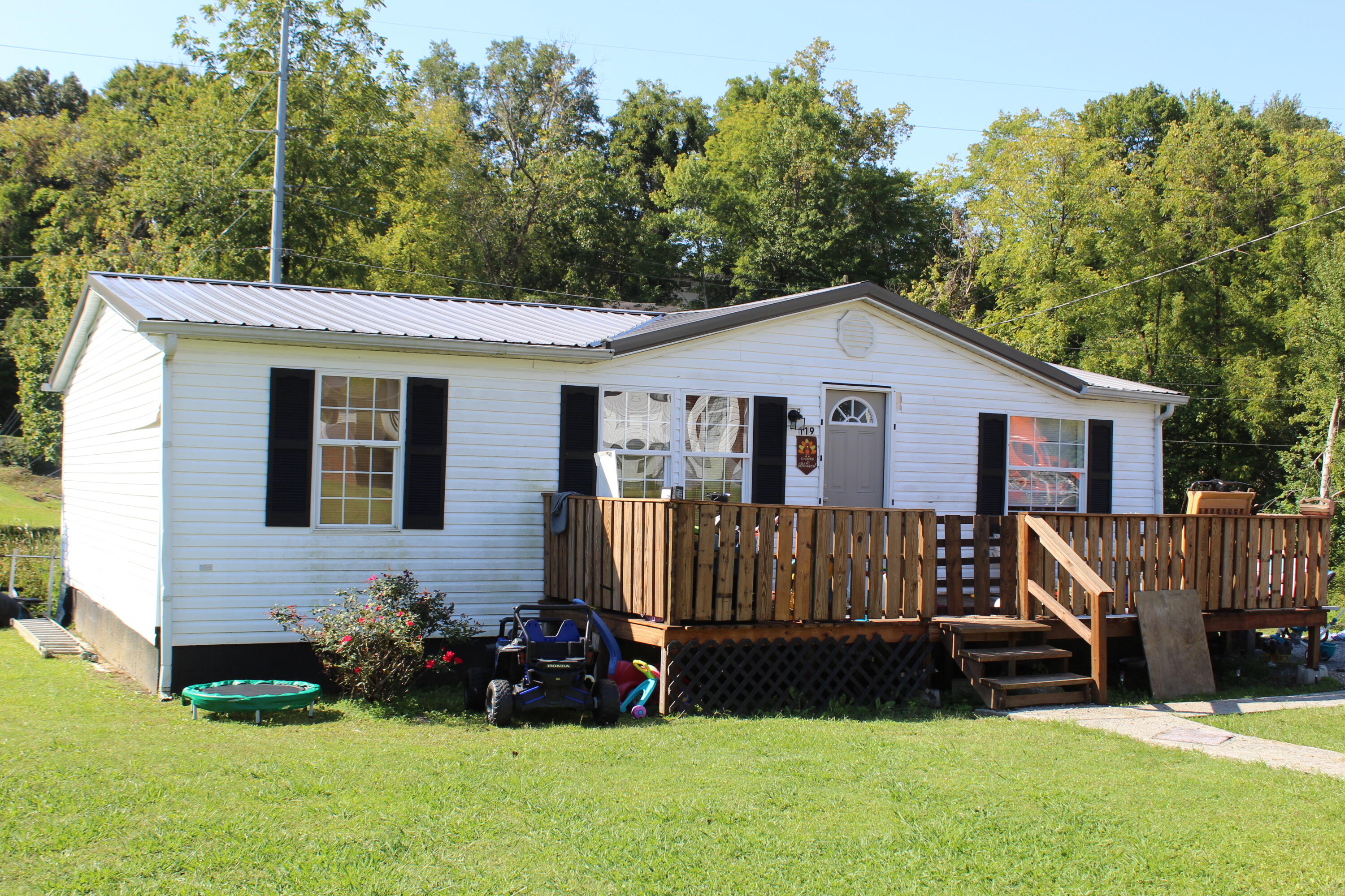 119 Lynnwood Road Middlesboro, KY 40965 - Photo 1 of 15 IMG_1463