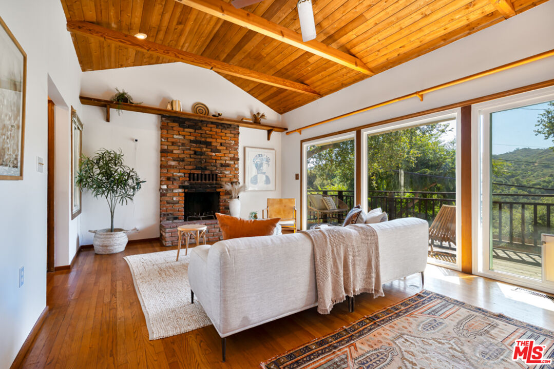 21531 Encina Road Topanga, CA 90290 - Photo 4 of 34 Gallery Image 4