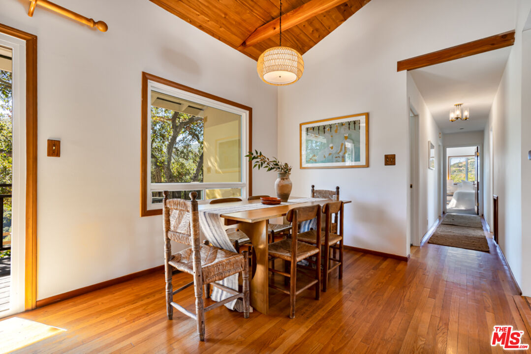 21531 Encina Road Topanga, CA 90290 - Photo 5 of 34 Gallery Image 5