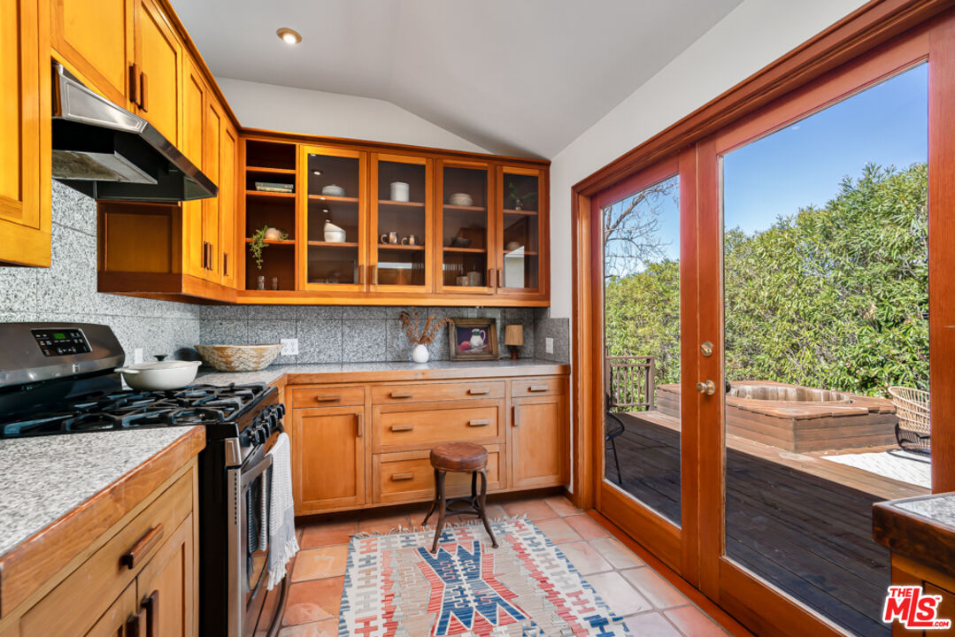21531 Encina Road Topanga, CA 90290 - Photo 9 of 34 Gallery Image 9