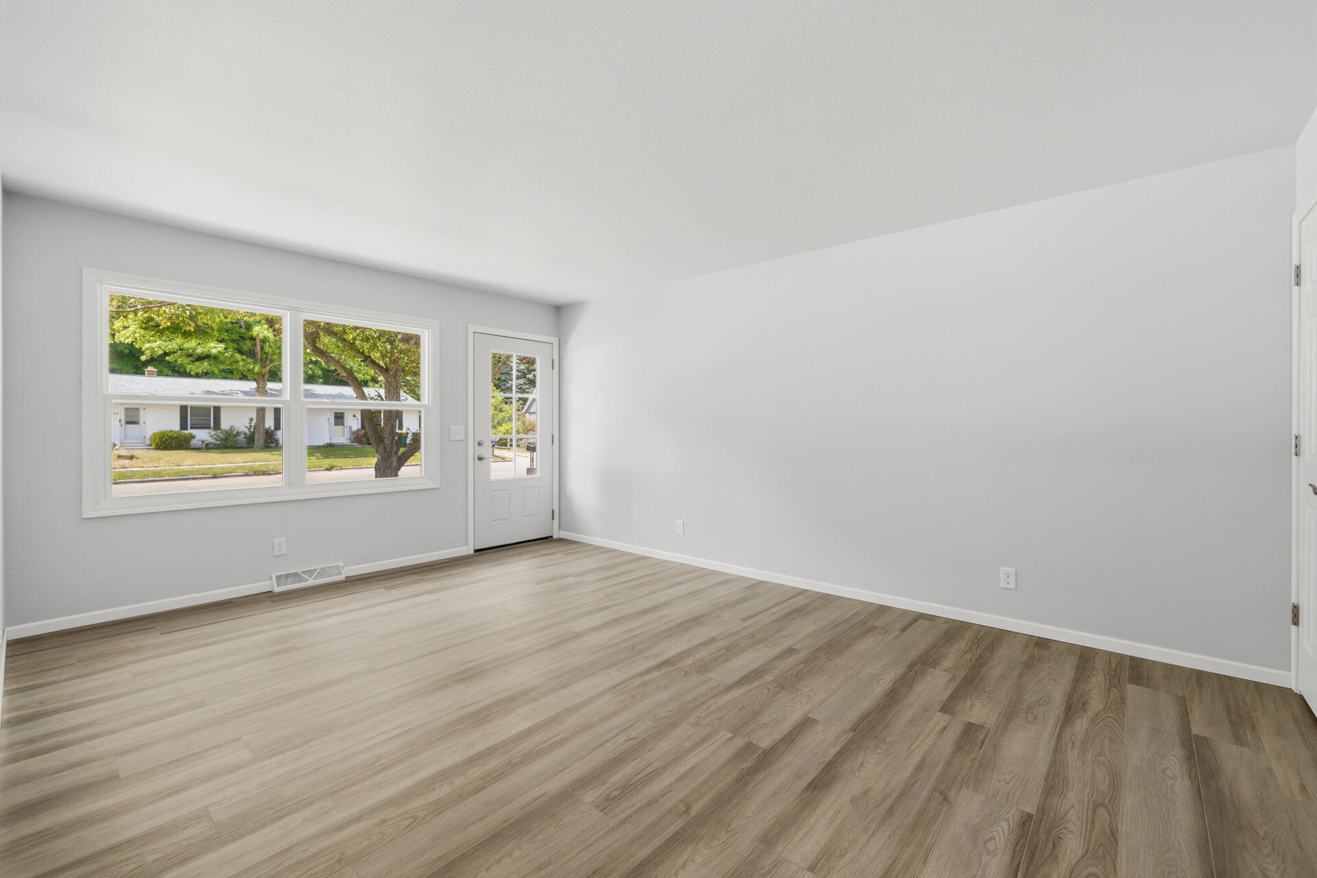 513 Bender Road, Unit 515 West Bend, WI 53090 - Photo 20 of 29 LIVING ROOM