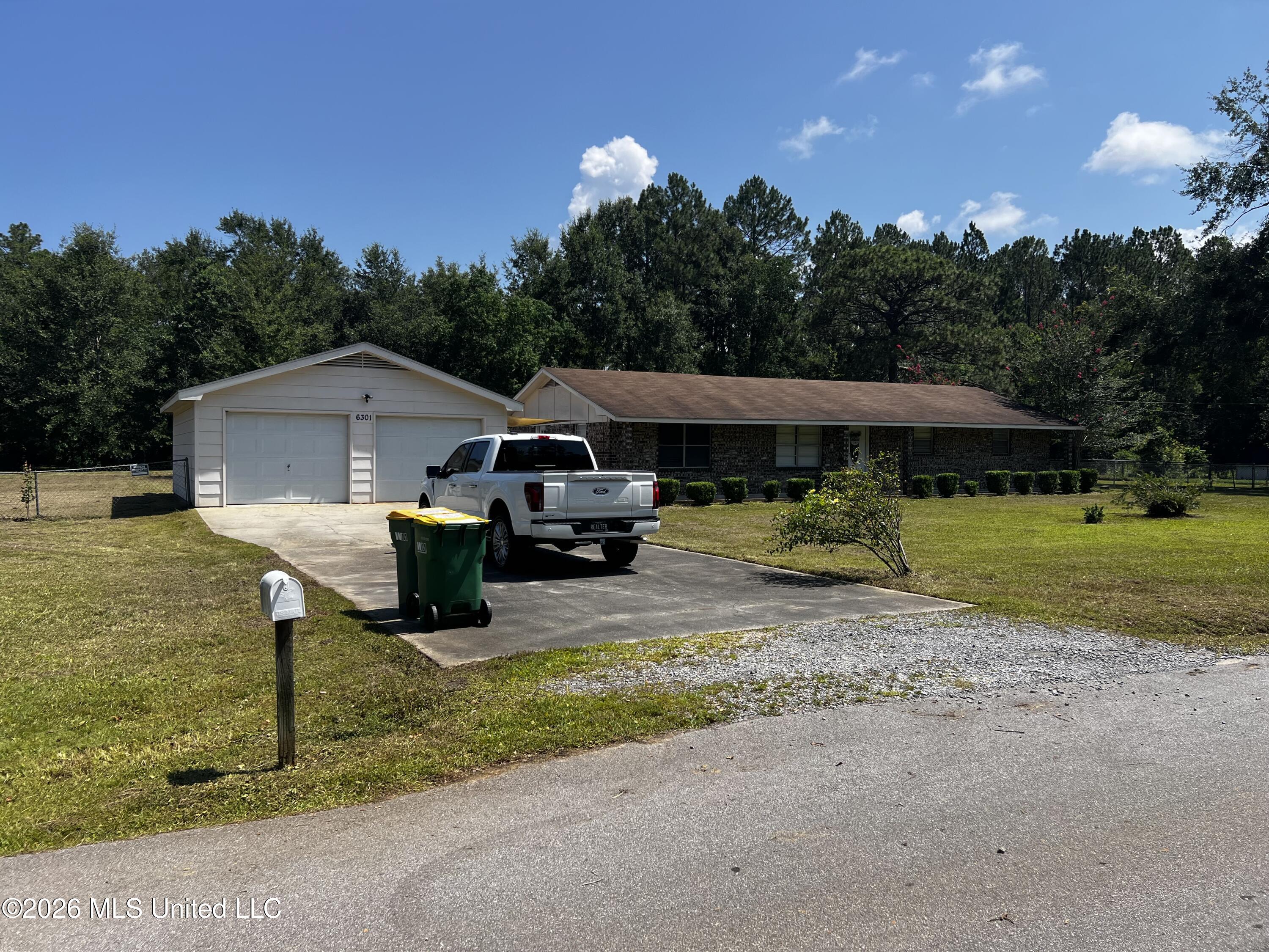 6301 Cleo Drive Moss Point, MS 39562 - Photo 3 of 42 IMG_2854