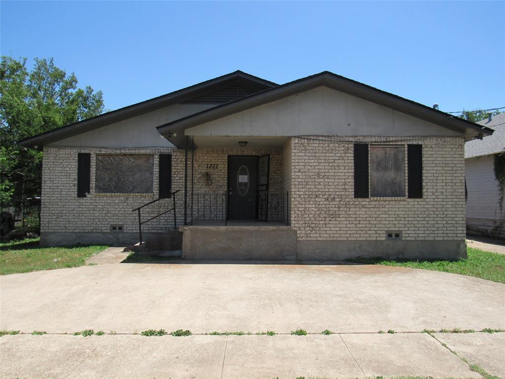 1221 Chestnut Street Waco, TX 76704 - Photo 1 of 1 a front view of a house with a yard