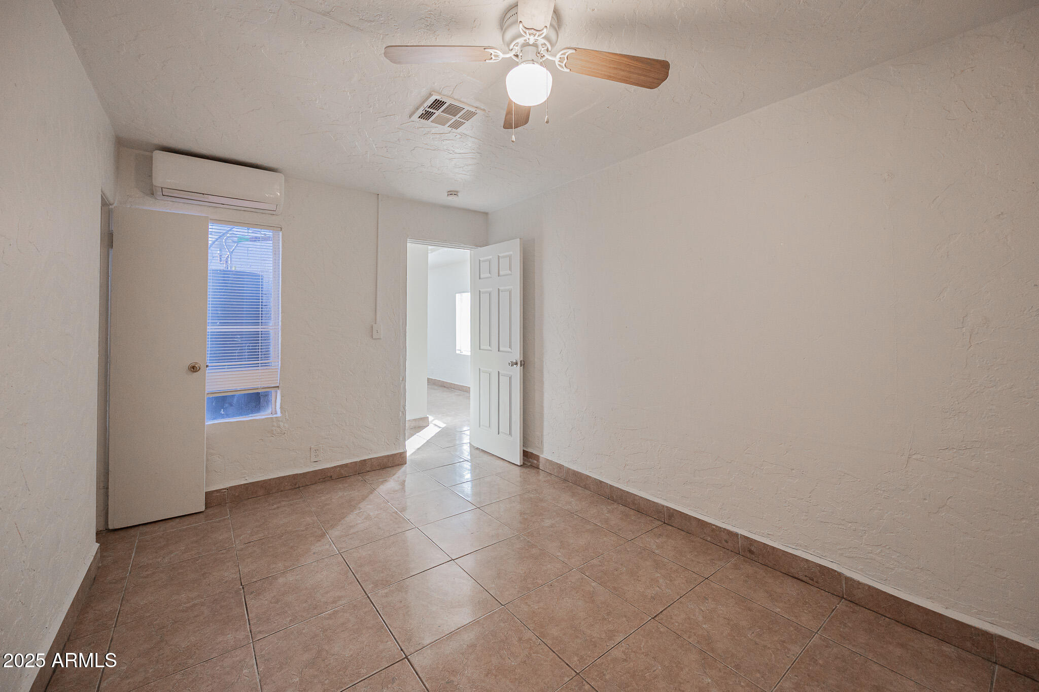 2537 East Willetta Street, Unit 4 Phoenix, AZ 85008 - Photo 14 of 15 an empty room with fan and windows