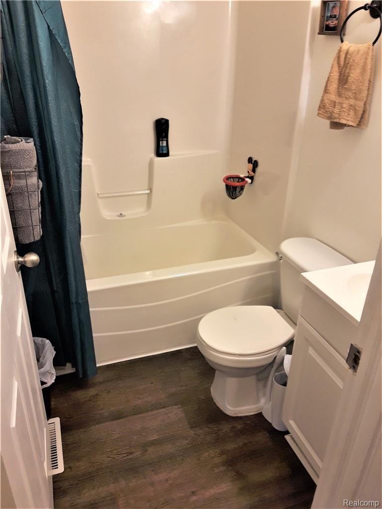 5407 North Genesee Road Flint, MI 48506 - Photo 9 of 13 BATH 1.jpg