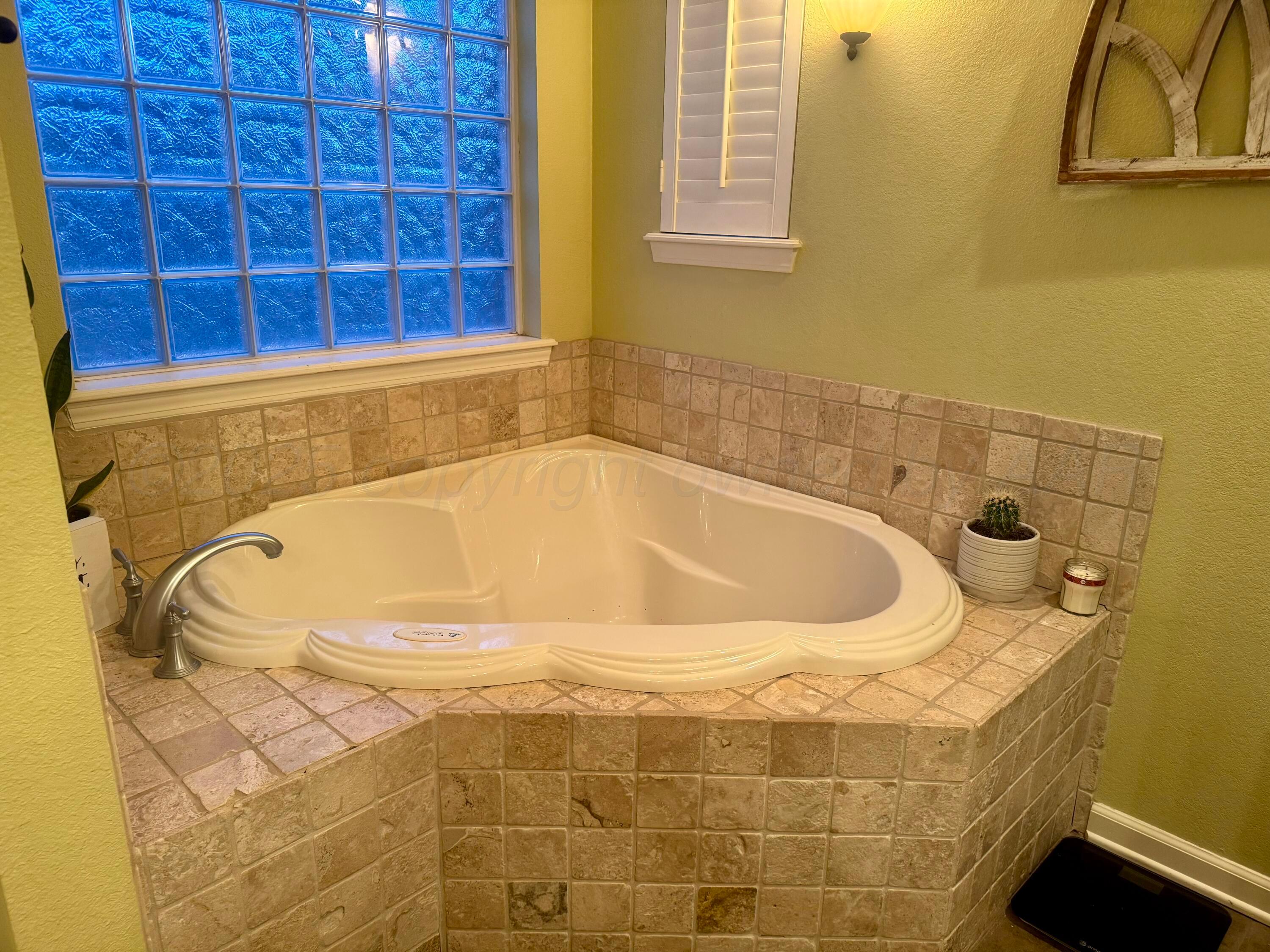 3301 Garrett Drive Perryton, TX 79070 - Photo 16 of 21 Jacuzzi Tub