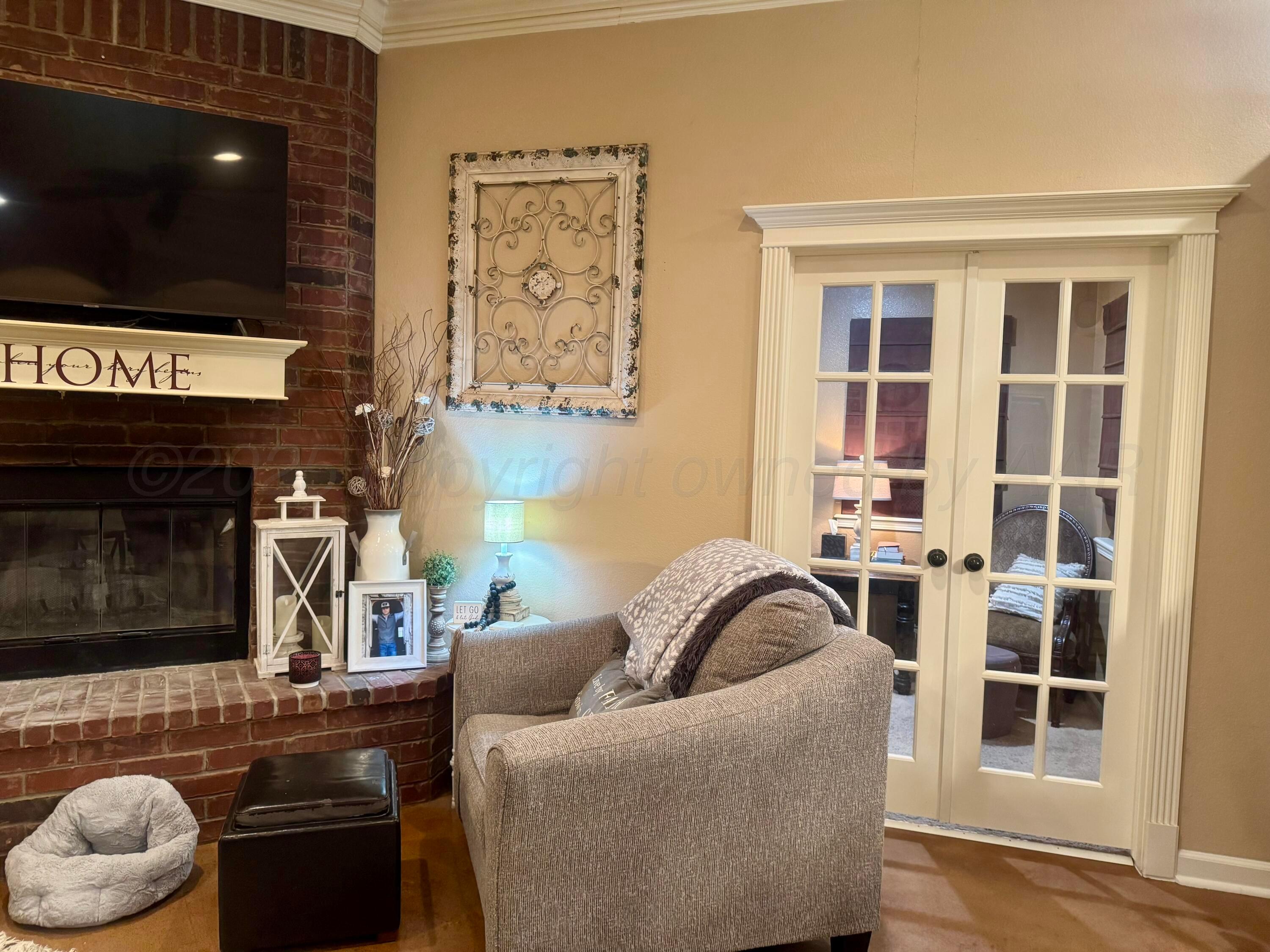 3301 Garrett Drive Perryton, TX 79070 - Photo 6 of 21 Living Room
