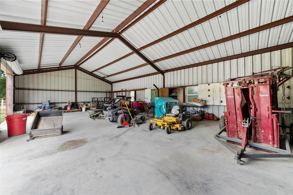 237 Lcr 711 Kosse, TX 76653 - Photo 24 of 40 Garage featuring metal wall