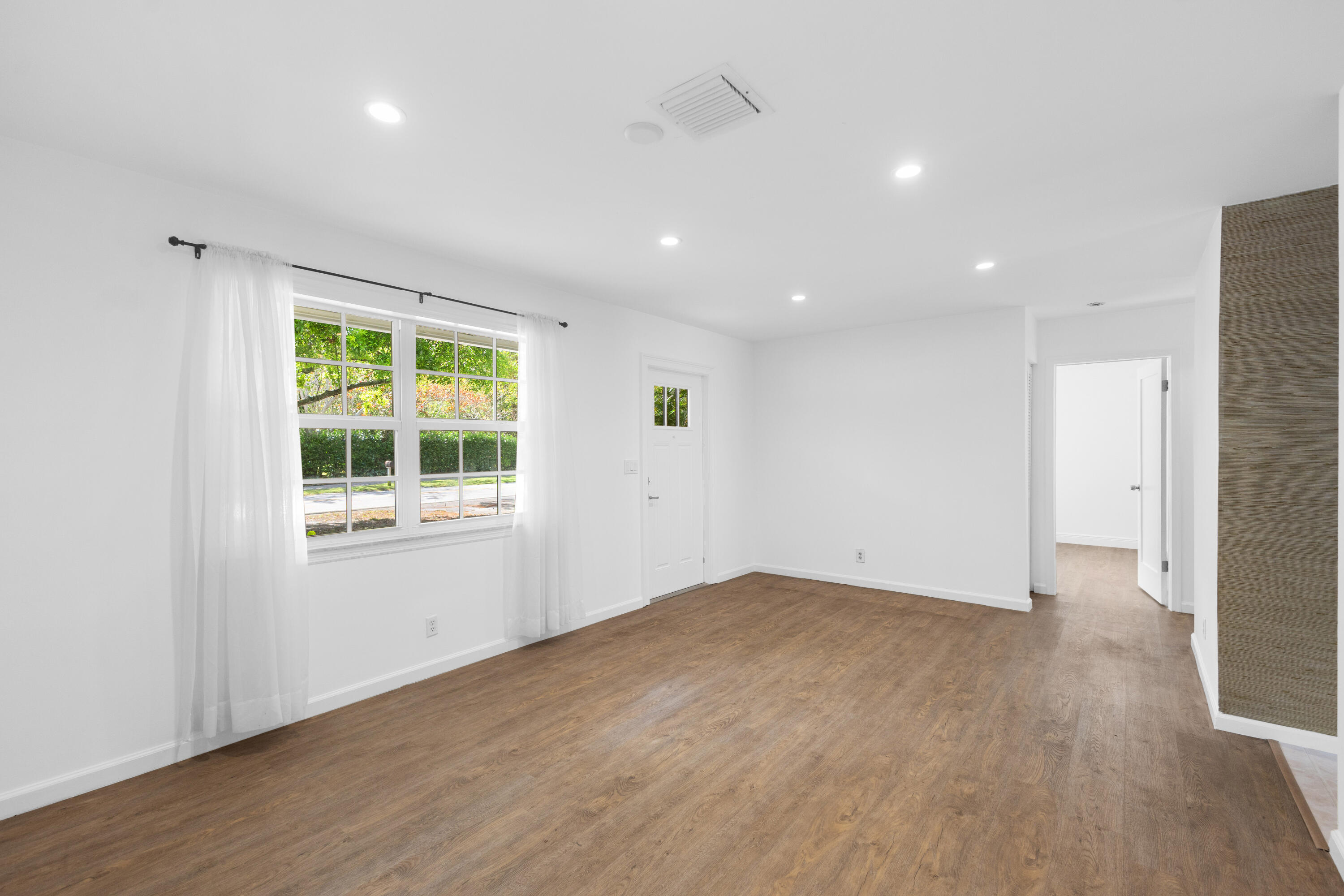 227 West Riverside Drive Jupiter, FL 33469 - Photo 13 of 22 Living Room/ Entry