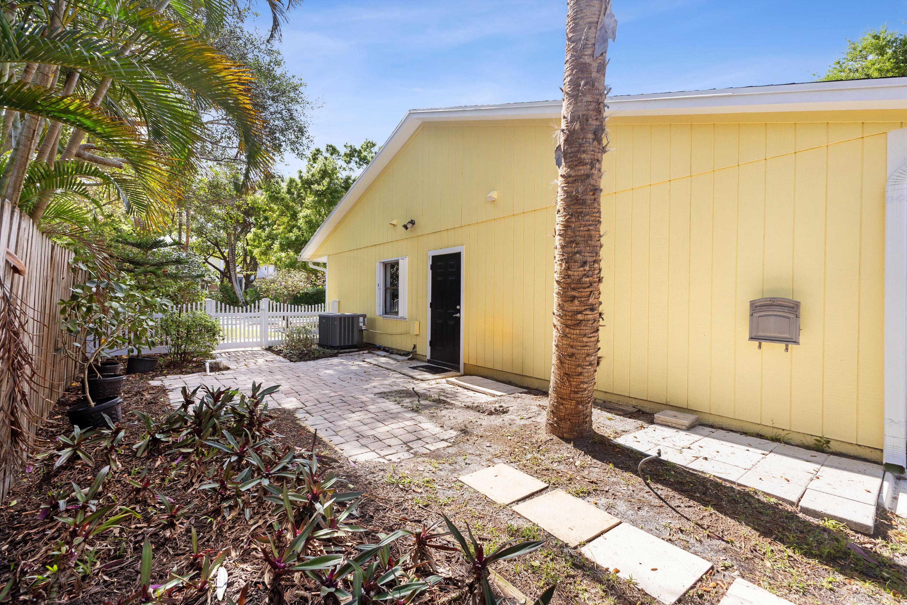 227 West Riverside Drive Jupiter, FL 33469 - Photo 20 of 22 Large Yard