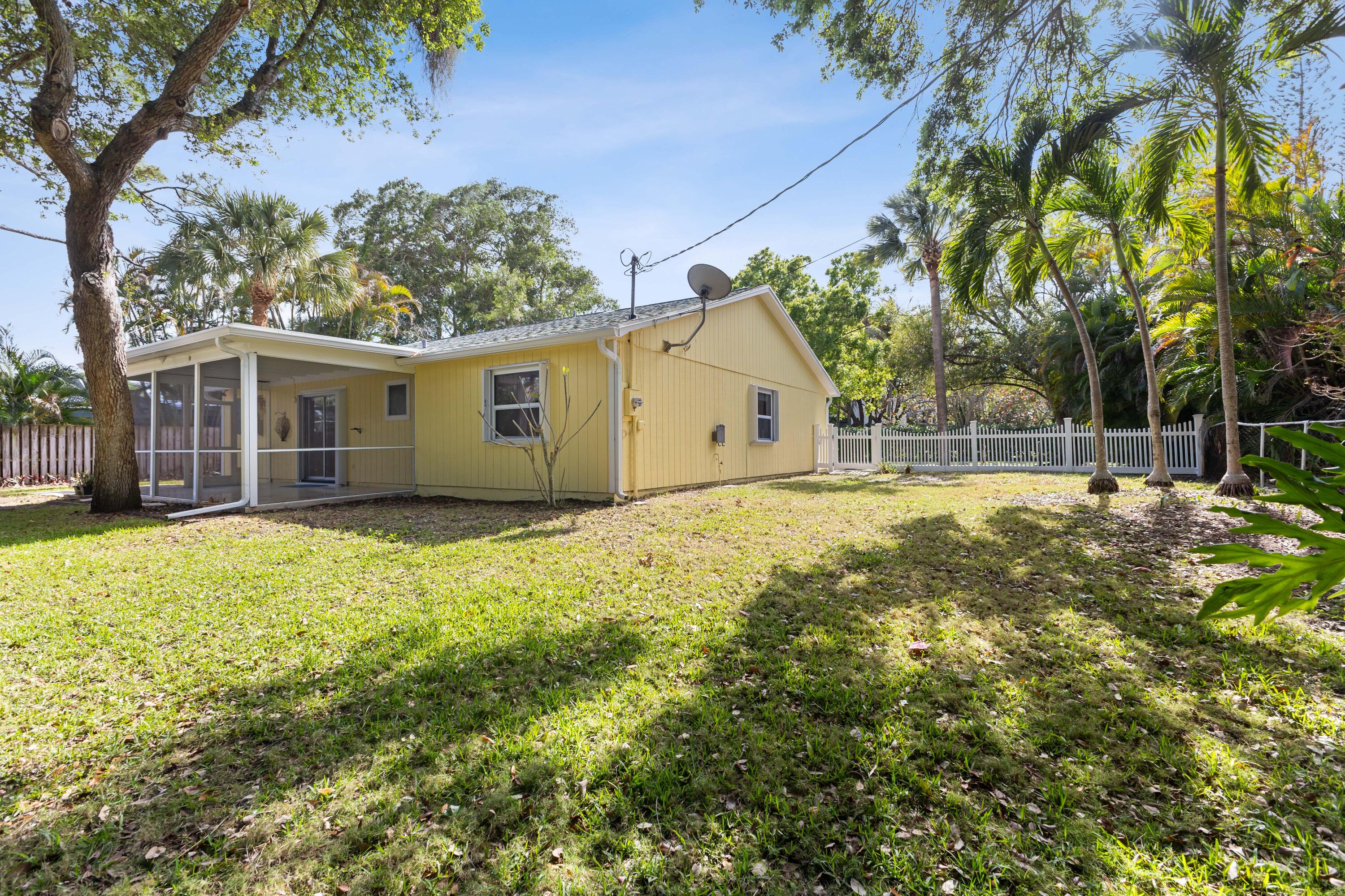 227 West Riverside Drive Jupiter, FL 33469 - Photo 21 of 22 Large yard