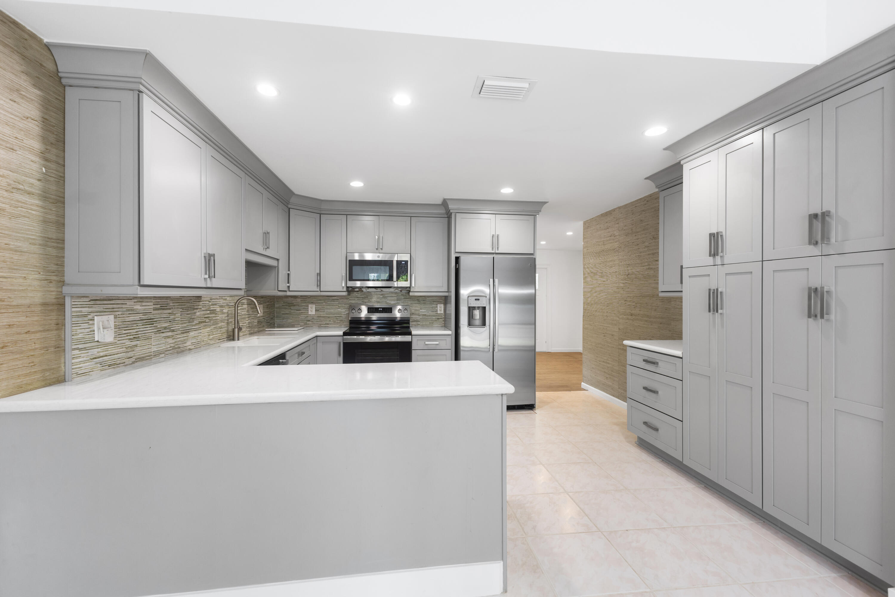 227 West Riverside Drive Jupiter, FL 33469 - Photo 4 of 22 Kitchen2