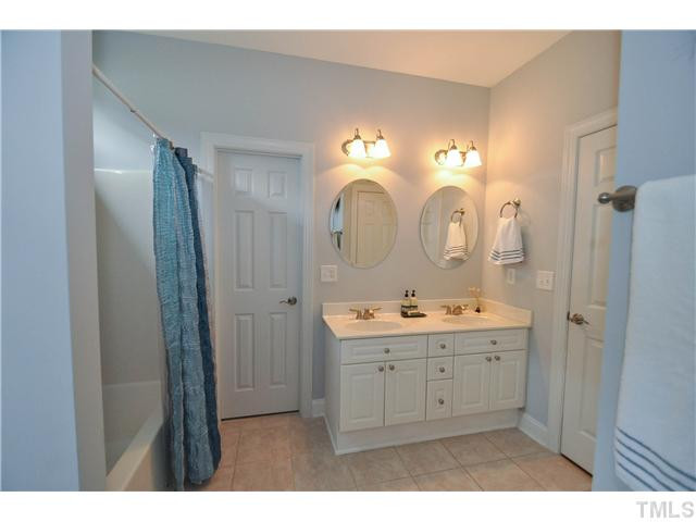 1611 Weatherford Circle Raleigh, NC 27604 - Photo 17 of 25 Spacious Buddy bath