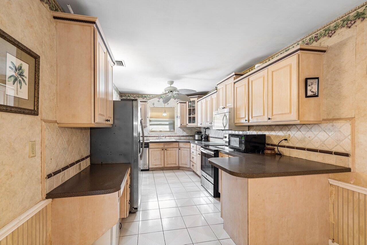 5262 Club Road Haverhill, FL 33415 - Photo 10 of 27 010-5262ClubRoad-Haverhill-FL-33415-SMAL