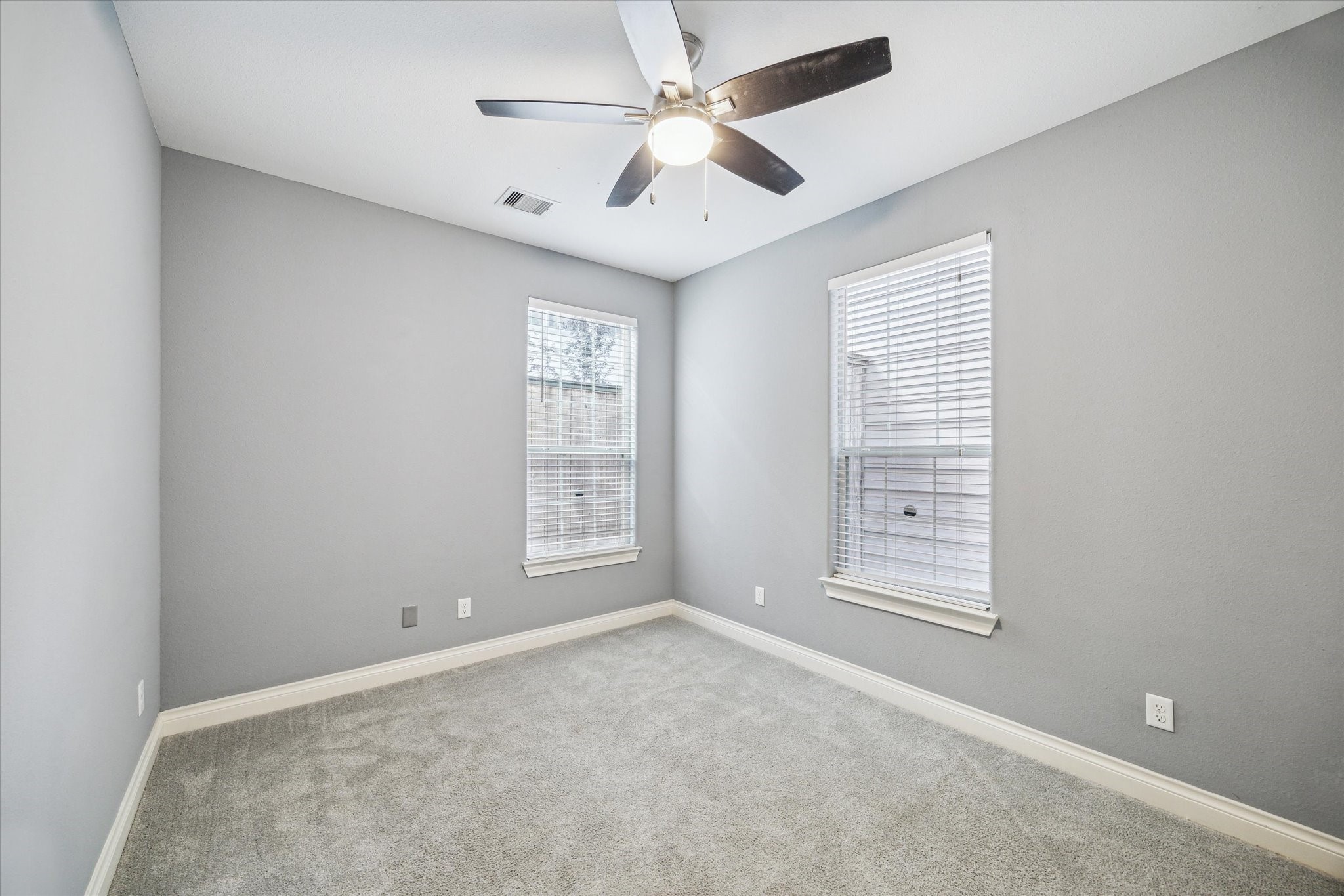 3432 Cline Street Houston, TX 77020 - Photo 10 of 22 an empty room with windows and ceiling fan