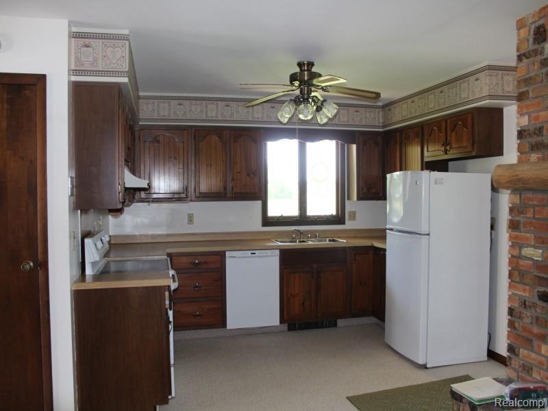 5506 kitchen with appliances.jpg