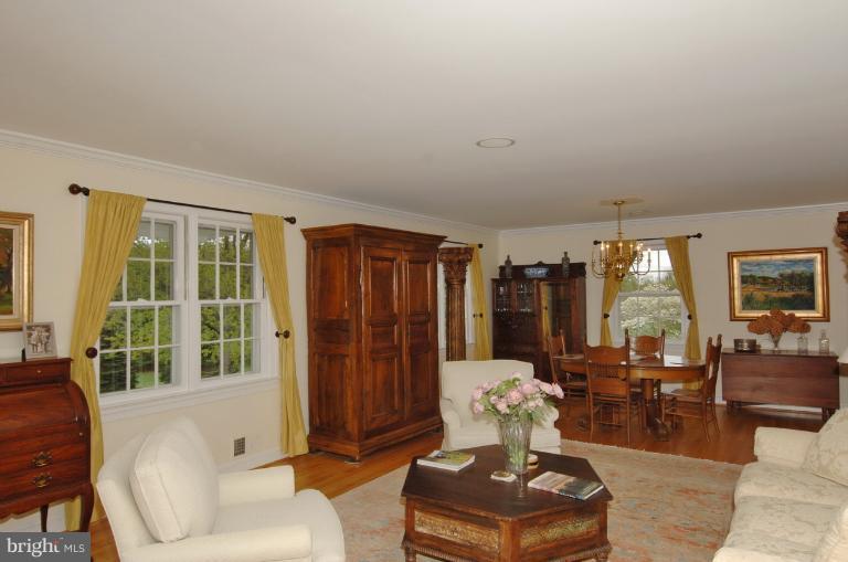 40306 Gap Road Leesburg, VA 20175 - Photo 3 of 25 Living Room