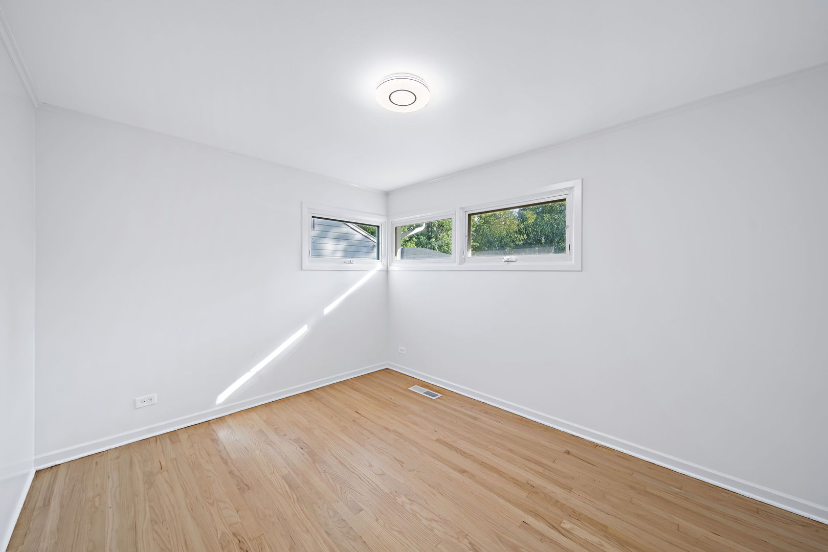 405 Marshall Road Northbrook, IL 60062 - Photo 20 of 27 an empty room with wooden floor and windows