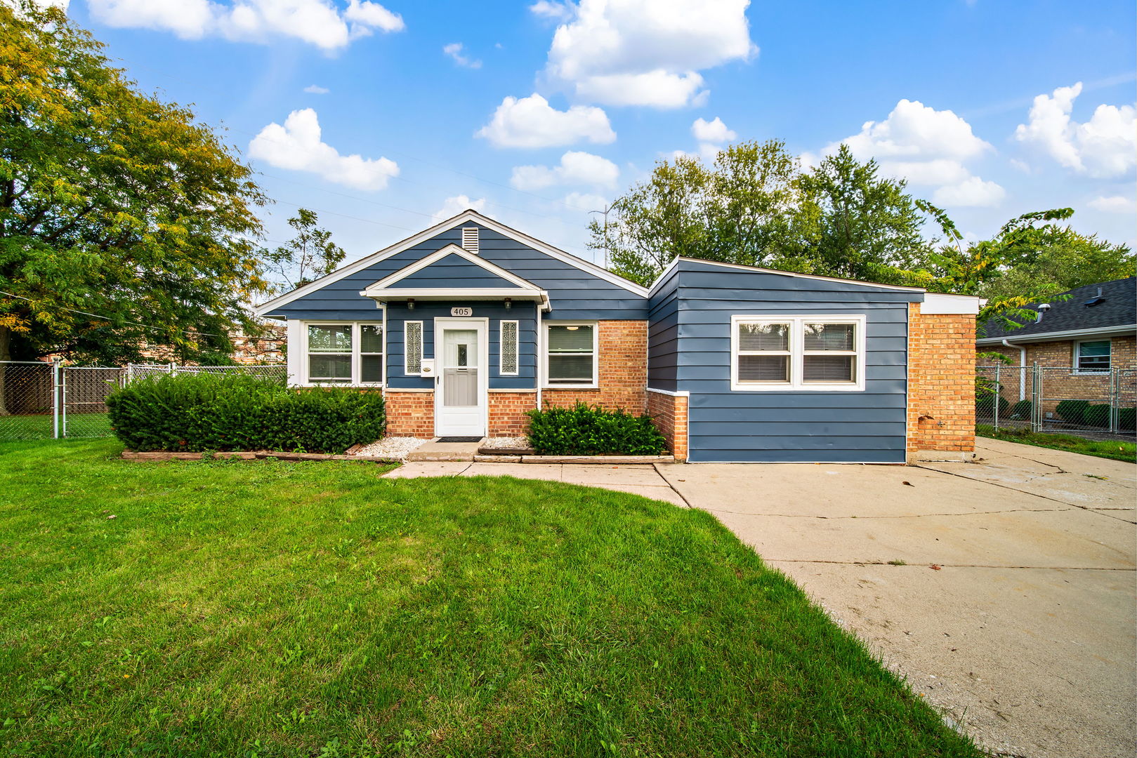 405 Marshall Road Northbrook, IL 60062 - Photo 2 of 27 a front view of a house with a yard and garage
