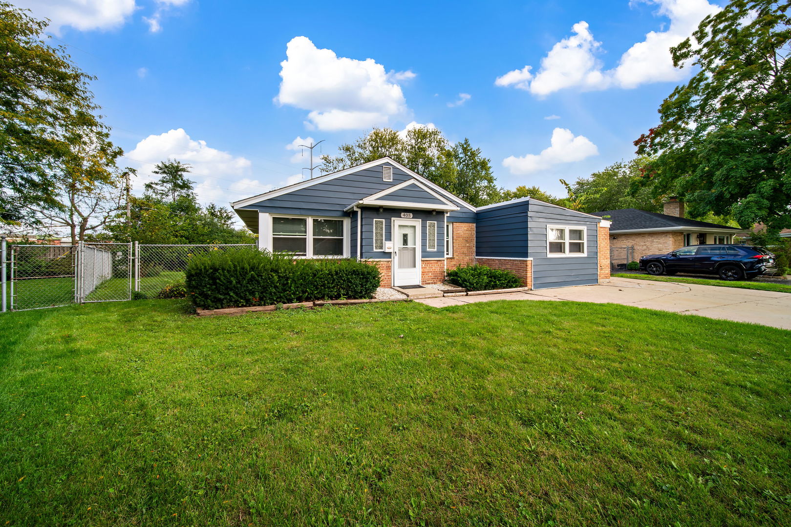 405 Marshall Road Northbrook, IL 60062 - Photo 3 of 27 a front view of a house with a garden and trees
