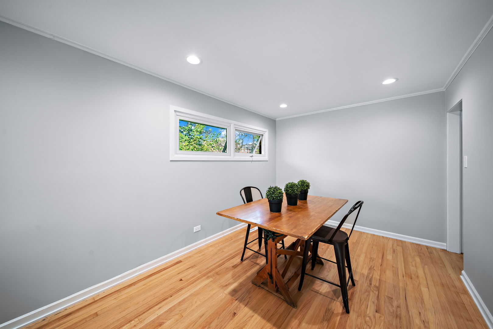 405 Marshall Road Northbrook, IL 60062 - Photo 9 of 27 a workspace room with furniture and wooden floor