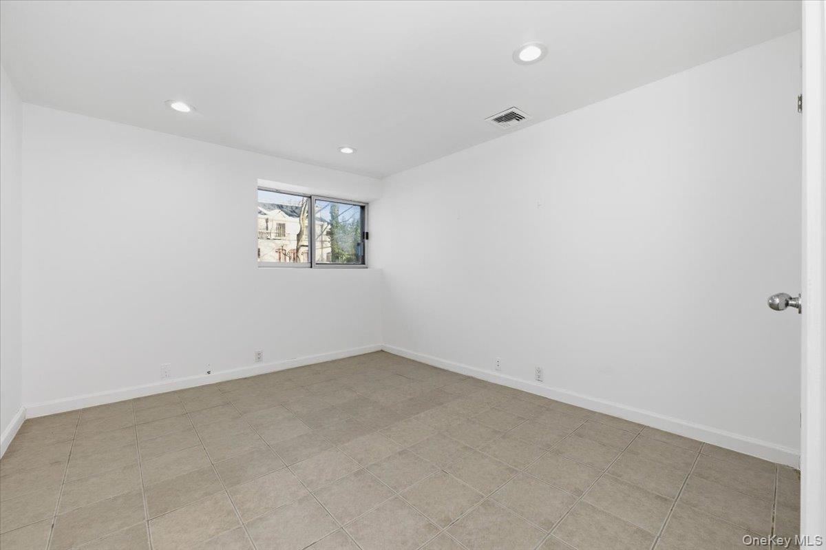 454 East Shore Road Great Neck, NY 11024 - Photo 17 of 42