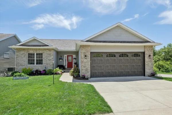 $396,000 | 2 Frontier Court, Le Claire, IA 52753