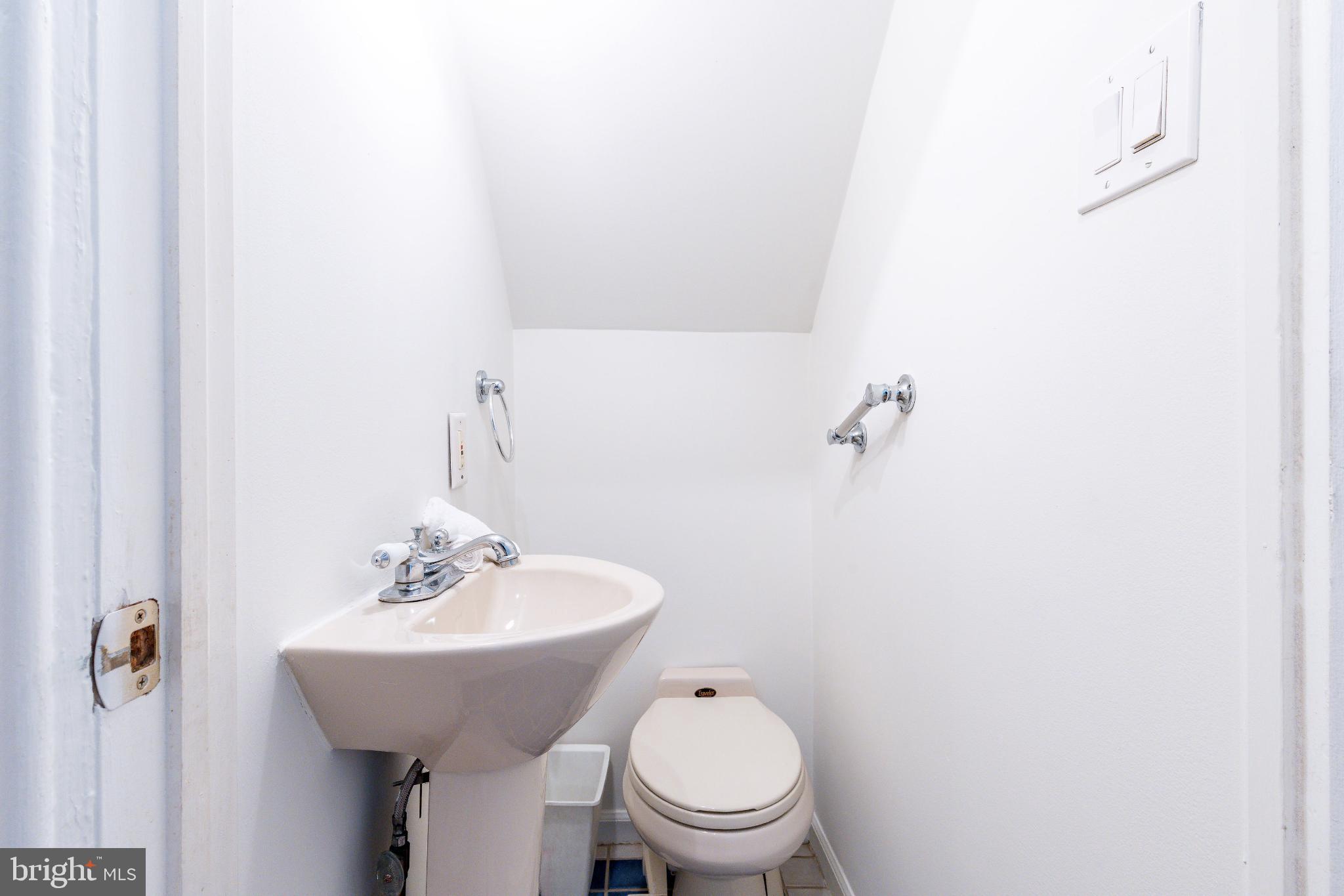 2046 Cherry Street Philadelphia, PA 19103 - Photo 8 of 61 2046 Cherry St compact and functional half-bath