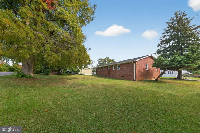 a view of outdoor space with garden view