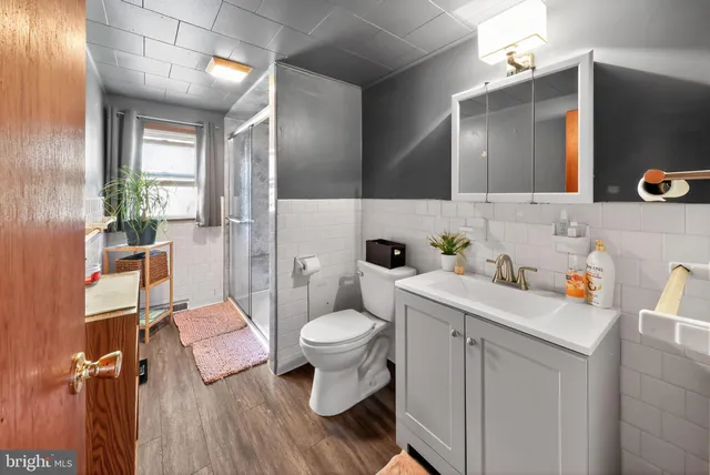 a bed room with a bed window and dresser