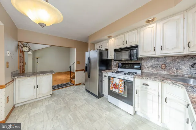 a view of a big room with wooden floor and a ceiling fan