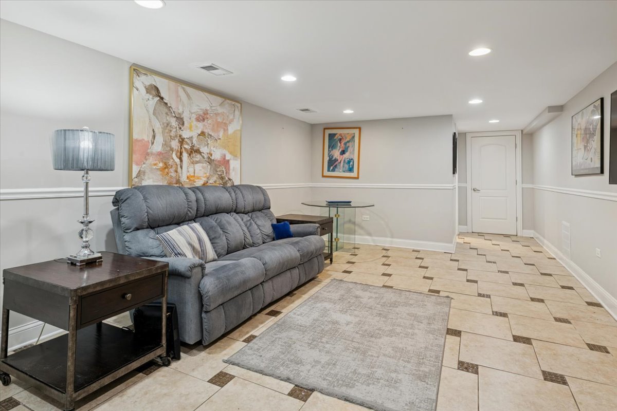 241 Glendale Road Glenview, IL 60025 - Photo 16 of 29 a living room with furniture and a lamp