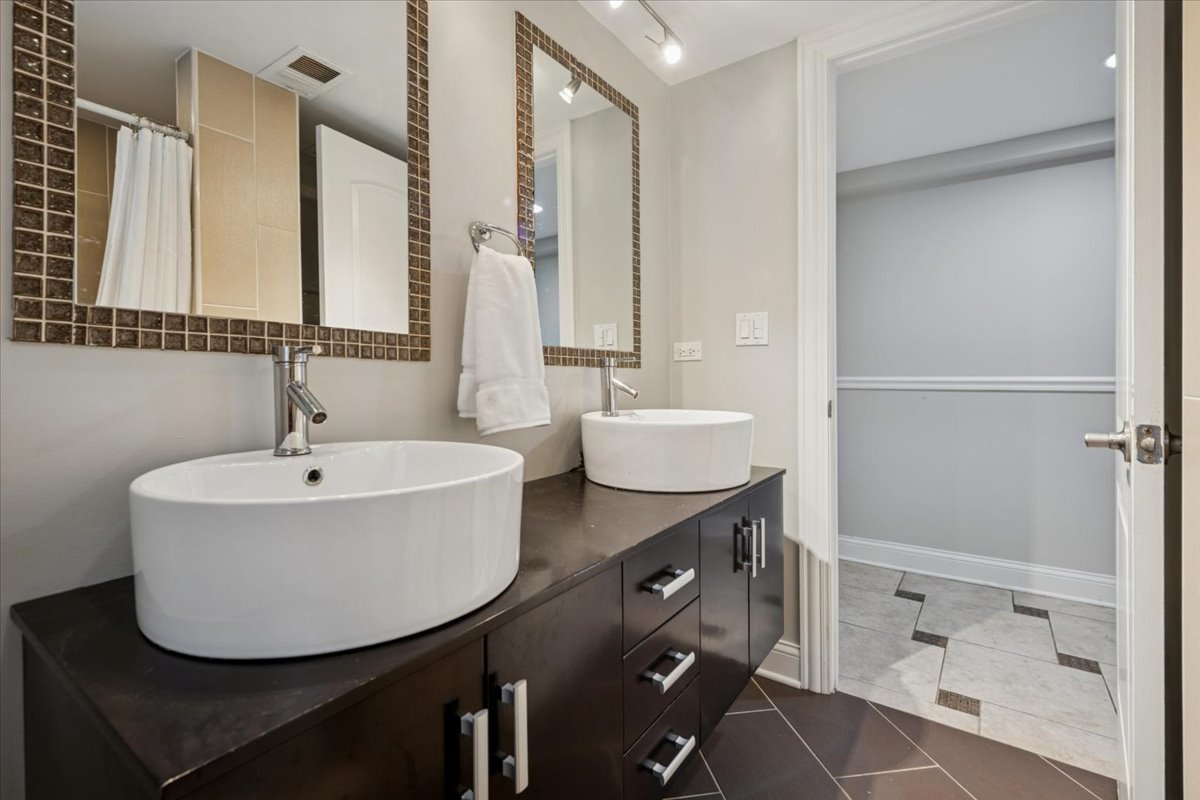 241 Glendale Road Glenview, IL 60025 - Photo 18 of 29 a bathroom with a sink a mirror and a bathtub