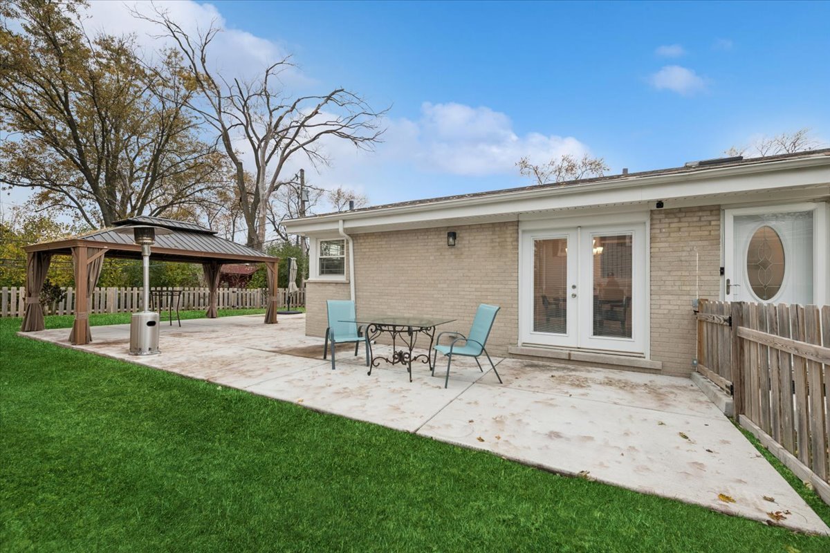 241 Glendale Road Glenview, IL 60025 - Photo 21 of 29 a view of a house with backyard and sitting area