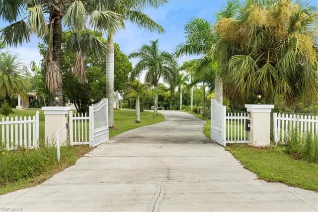 $835,000 | 4281 68th Avenue Northeast, Naples, FL 34120